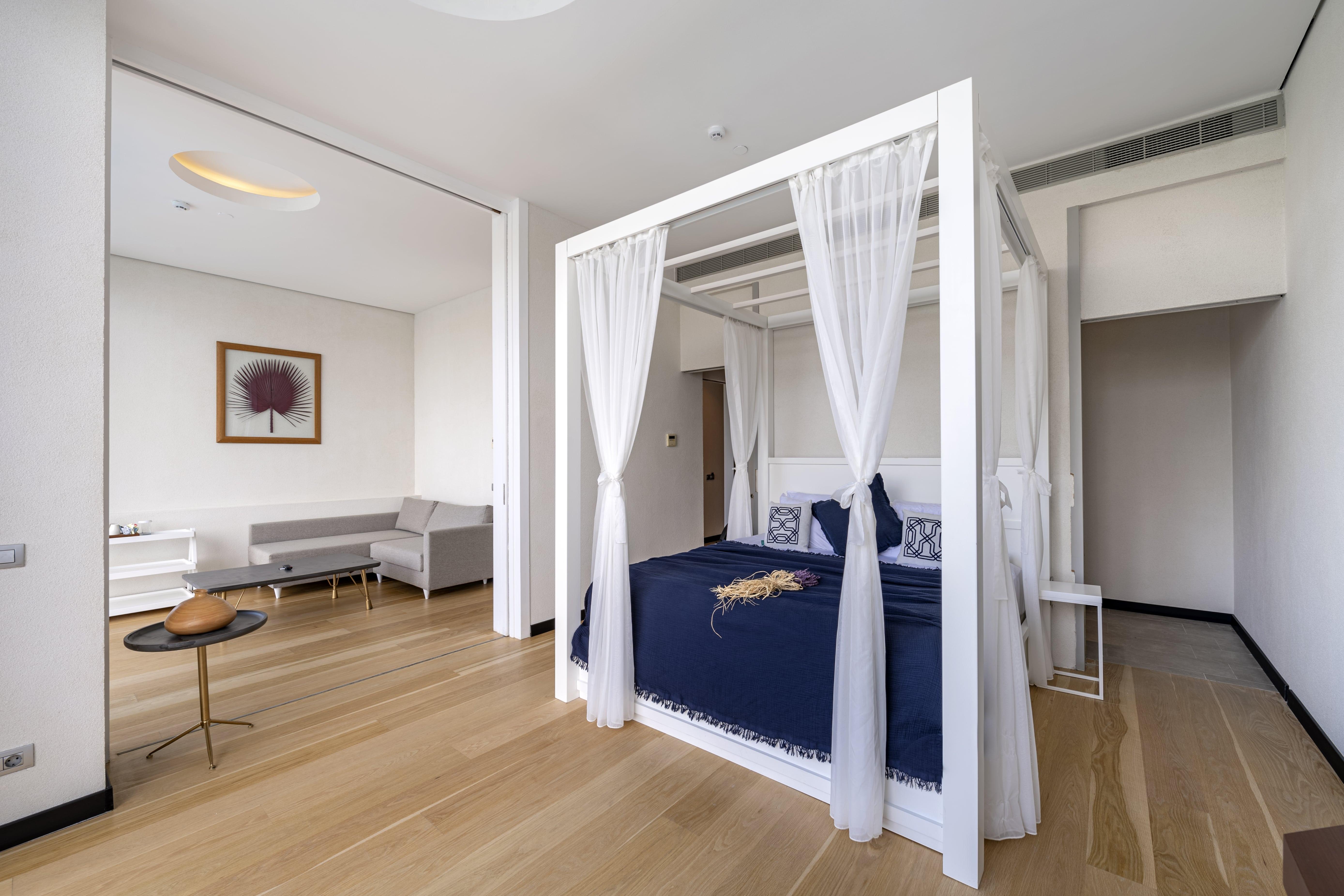 Cape Bodrum Luxury Hotel & Beach Гюндоган Екстериор снимка A bedroom at the hotel