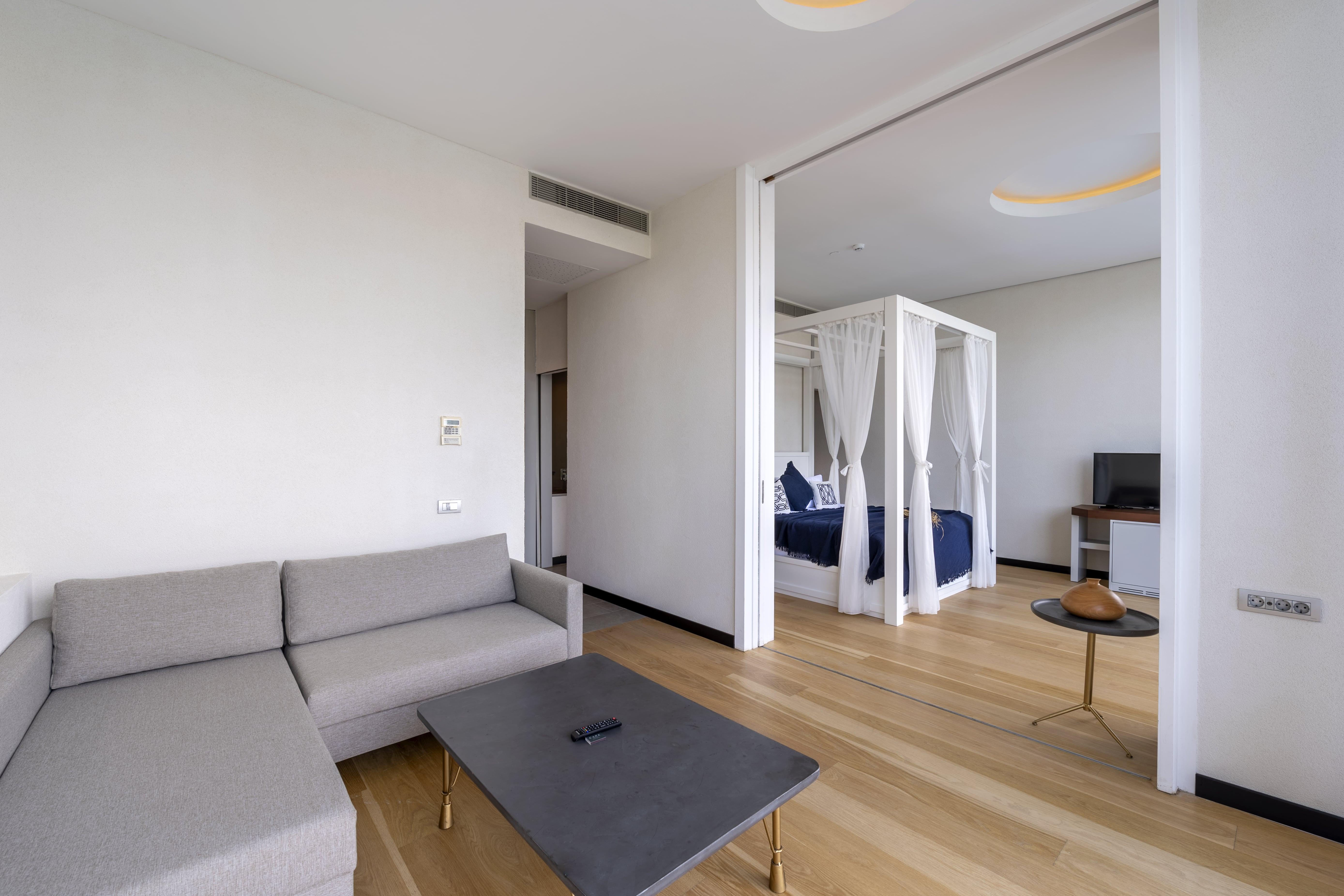 Cape Bodrum Luxury Hotel & Beach Гюндоган Екстериор снимка A suite at the hotel