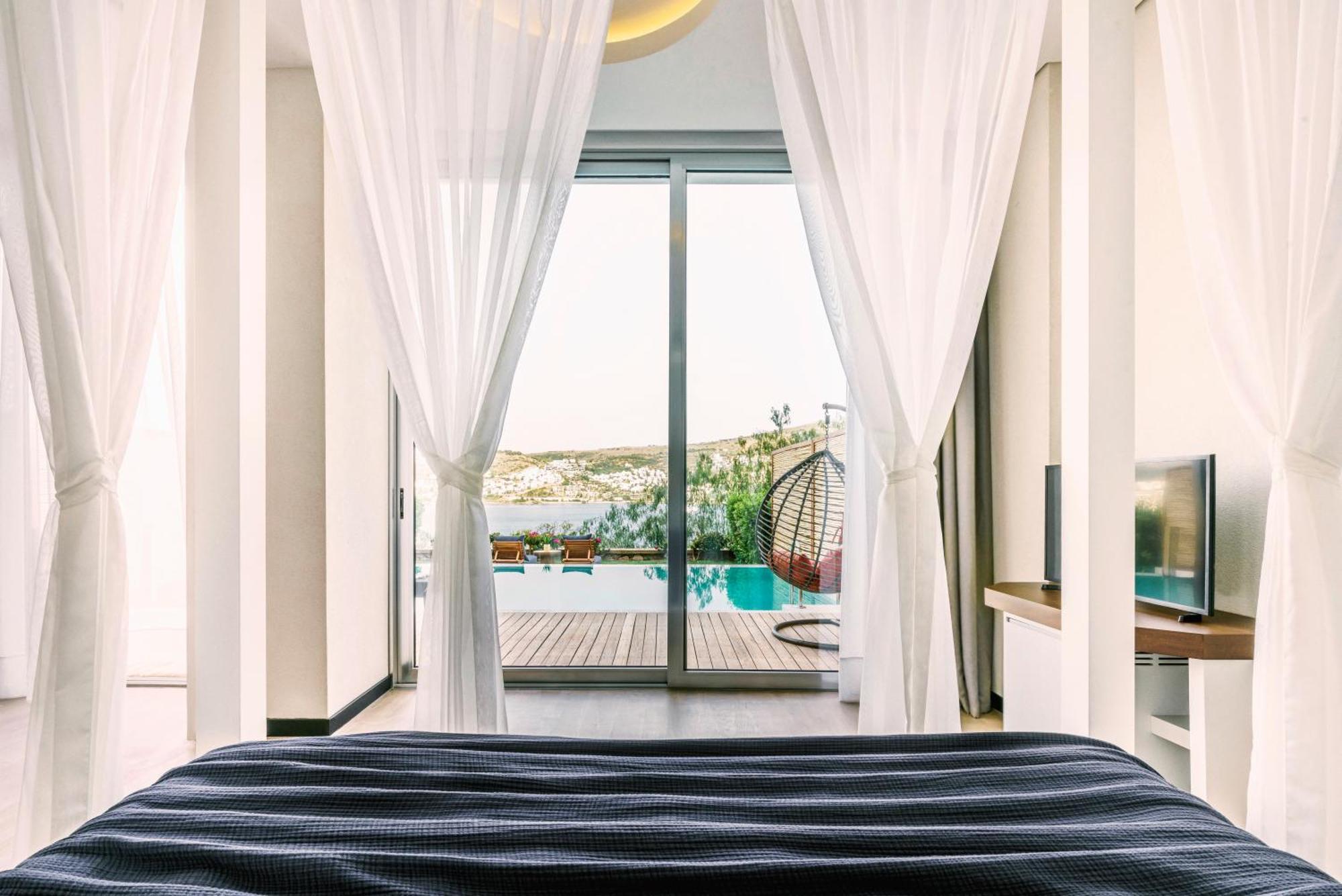 Cape Bodrum Luxury Hotel & Beach Гюндоган Екстериор снимка A bedroom at the hotel