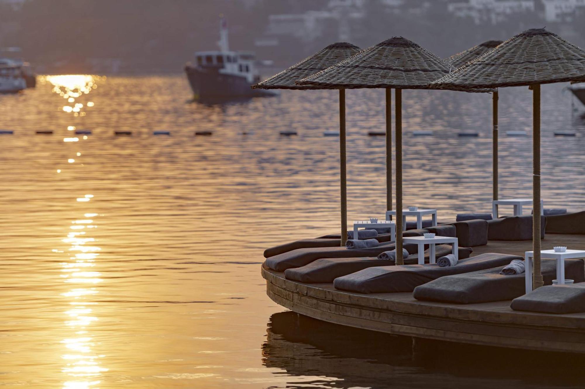 Cape Bodrum Luxury Hotel & Beach Гюндоган Екстериор снимка Sunset at the beach