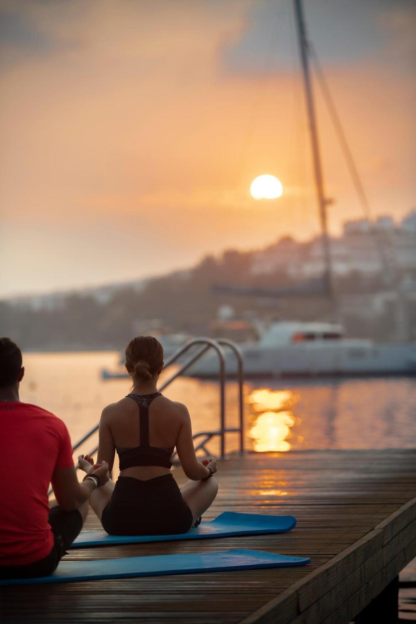 Cape Bodrum Luxury Hotel & Beach Гюндоган Екстериор снимка Sunset at the Marina