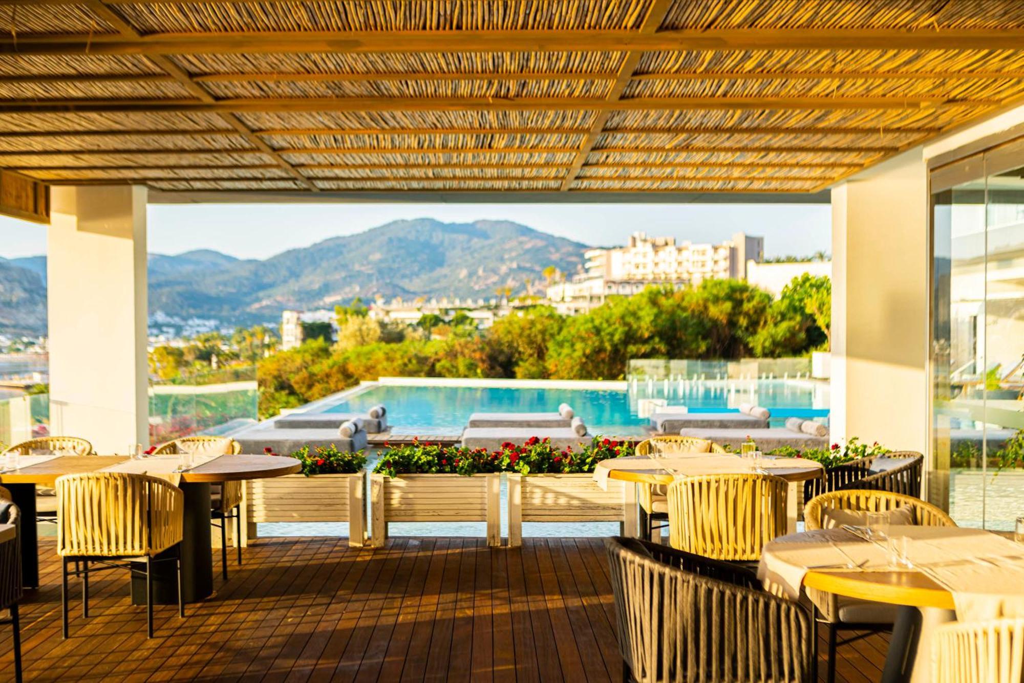Cape Bodrum Luxury Hotel & Beach Гюндоган Екстериор снимка The restaurant at the hotel