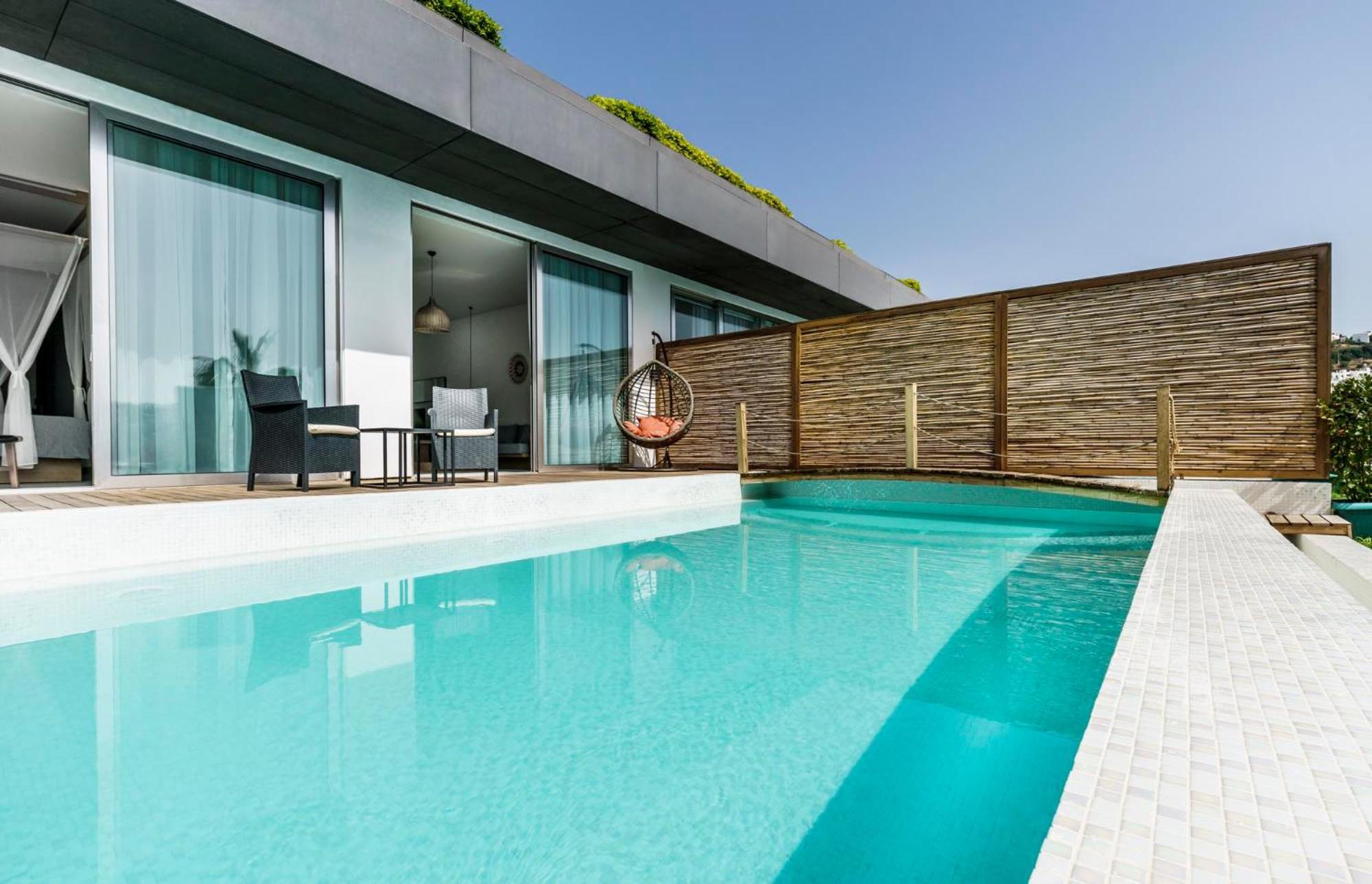 Cape Bodrum Luxury Hotel & Beach Гюндоган Екстериор снимка A private pool at a hotel