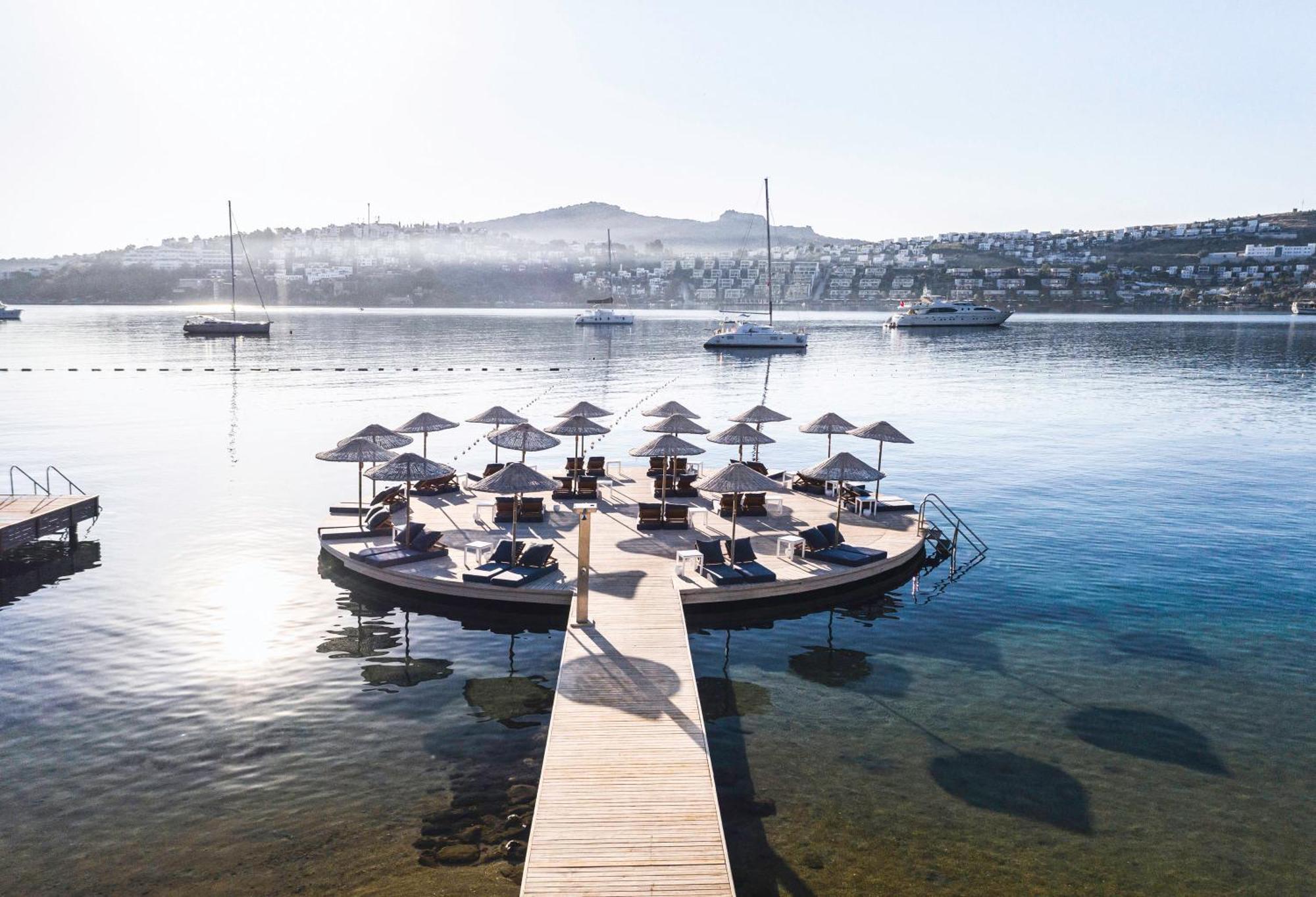 Cape Bodrum Luxury Hotel & Beach Гюндоган Екстериор снимка The pier at the hotel