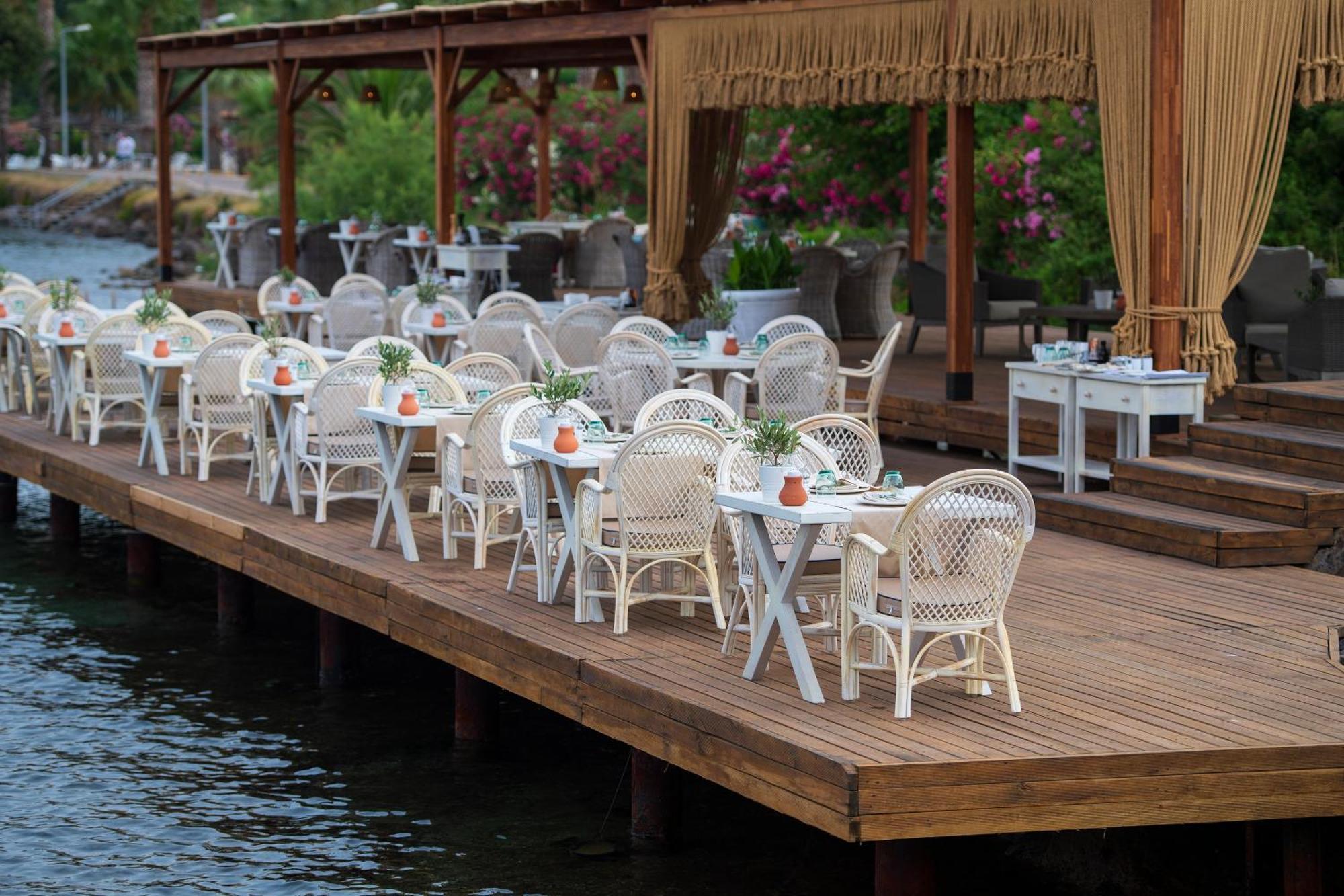 Cape Bodrum Luxury Hotel & Beach Гюндоган Екстериор снимка Restaurant on the river